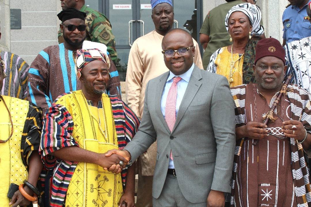 Defence Minister welcomes Northern chiefs in Central Region, praises their support