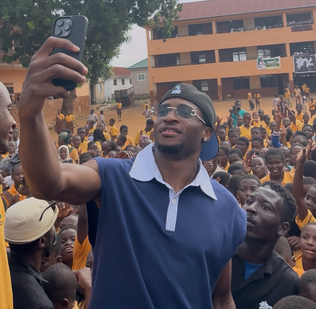 Mohammed Kudus donates books and boots to former school on homecoming